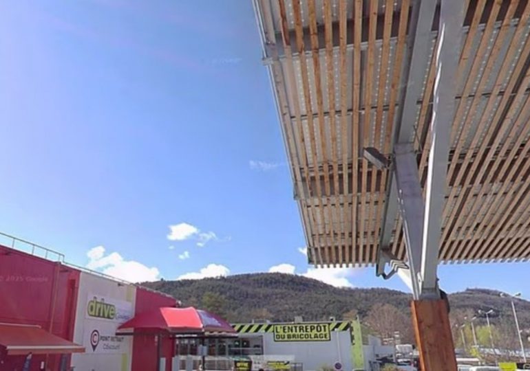 Woman slashes her own throat with a chainsaw in horror suicide at busy DIY shop car park