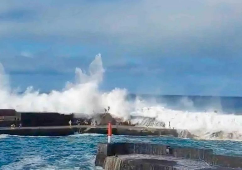 Brit holiday hotspot on ‘red alert’ as monster 15ft waves batter island after tourists swept out to sea & three killed