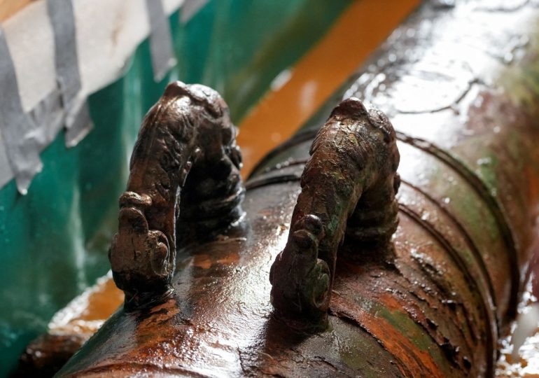 First treasures hauled up from ‘Holy Grail’ shipwreck packed with gold and silver worth ‘£16bn’ that sunk 300-years-ago