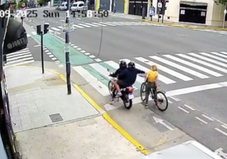 Incredible moment female tourist, 33, fights off idiot motorbike muggers who tried to snatch her phone in street