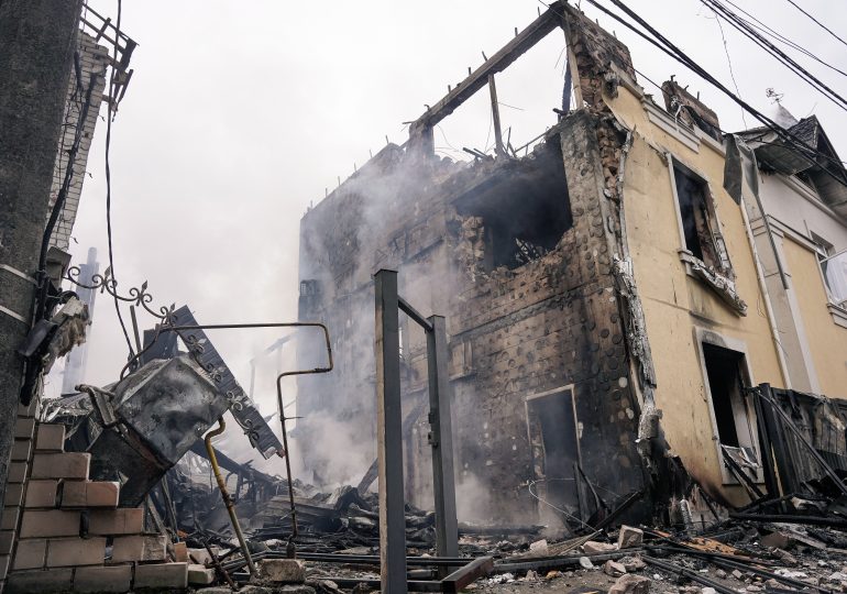 Russia Bombards Kyiv as Zelensky Prepares for Talks With Trump