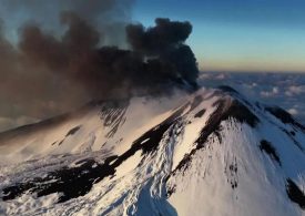 Astonishing footage shows Mount Etna spewing molten hot lava as yellow alert in place with flyers warned of travel chaos