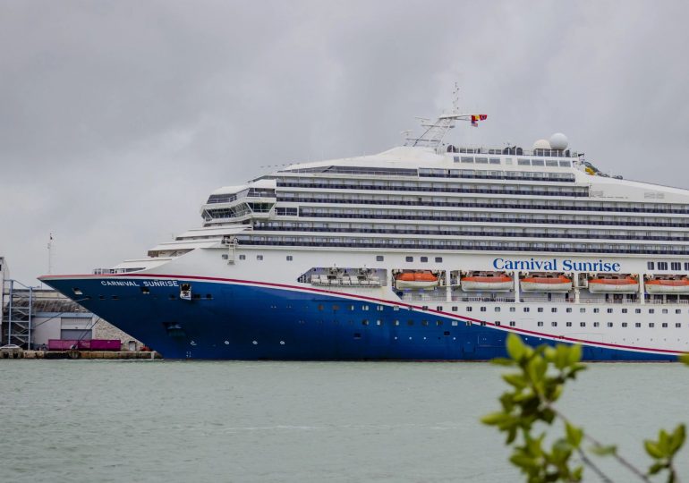 Dramatic moment hero mum jumps off dock to rescue daughter, 4, trapped in water between cruise ship and pier