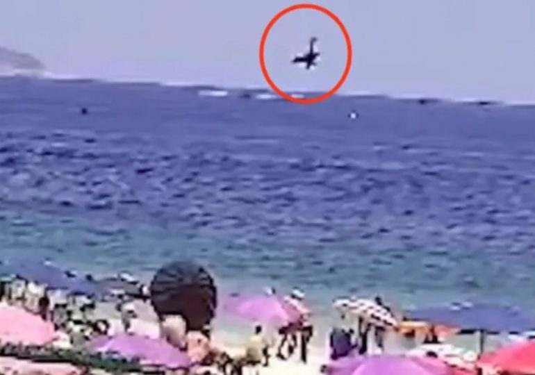 Horror moment banner plane nosedives into sea in front of horrified beachgoers on packed shoreline killing pilot