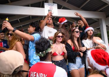 Thousands of revellers flood one of Australia’s most popular beaches as backpackers in bikinis celebrate Christmas Day