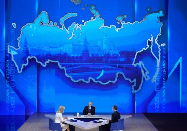 Giant map behind Putin reveals tyrant’s chilling Ukraine ambitions as blowhard tyrant hosts his annual marathon phone-in
