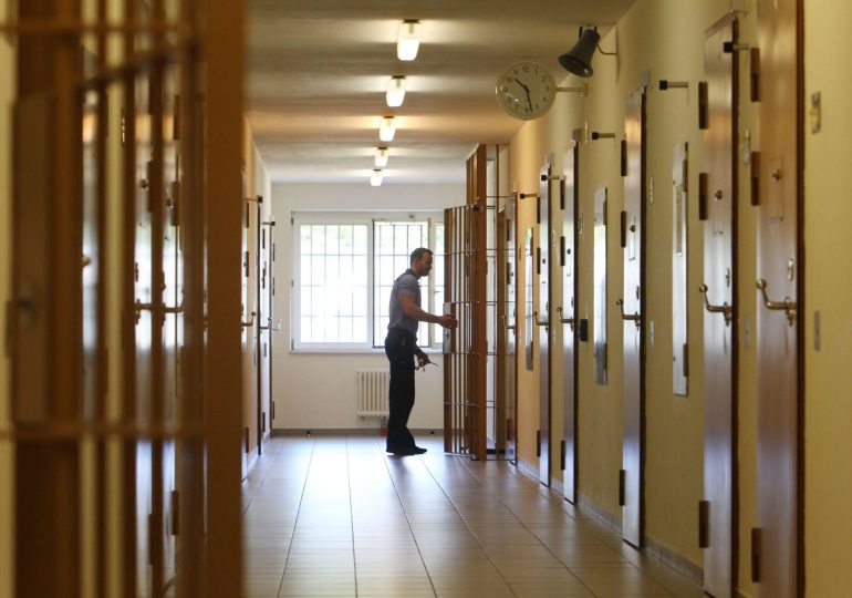 Prisoner dies in agony after girlfriend passes him crystal meth hidden in her mouth with a KISS…but he swallows the lot