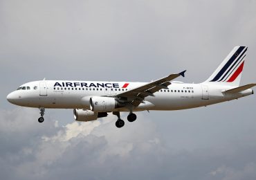 Air France plane ‘nosedives 5,000ft after engine explodes and wing catches fire’ minutes after take-off