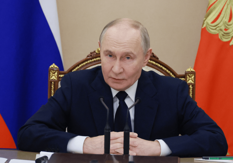 Ukraine denies launching huge blitz on Putin’s personal palace days after Zelensky’s Xmas message wishing Vlad was dead