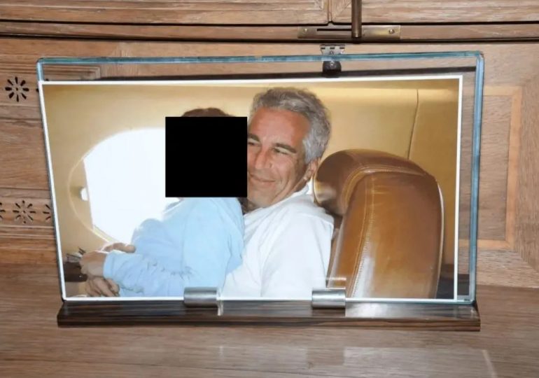 New photos show Epstein ‘kissing & cuddling little girls’ on jet as ex-employee reveals FBI complaint was ‘ignored’