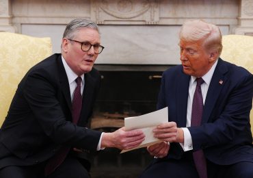 Starmer Breaks With Trump Over ‘Completely Wrong’ Greenland Tariff Threats and Urges Avoiding a Trade War