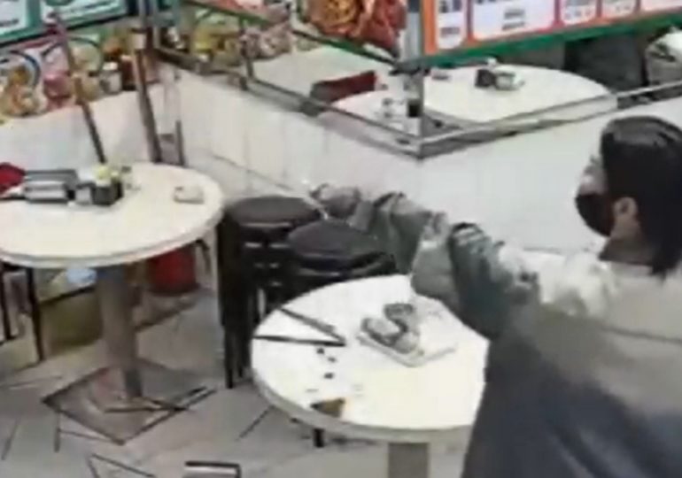 Moment woman brandishes 30cm kitchen knife & is tackled by cops after her payment failed at Hong Kong noodle shop