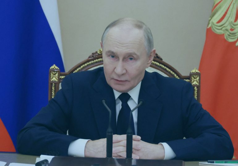 Putin expels Brit diplomat for ‘spying’ after orchestrated mob of Russian ‘protestors’ shouts abuse at deputy ambassador