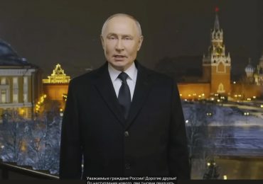 Putin accused of STAGING NYE address with AI as tie ‘changes colour’ & viewers notice eerie similarity to last year