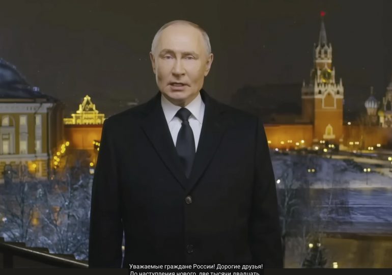 Putin accused of STAGING NYE address with AI as tie ‘changes colour’ & viewers notice eerie similarity to last year