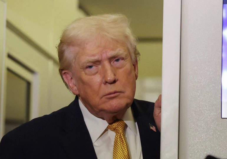 Trump threatens Colombia & warns Venezuela’s new leader of fate worse than Maduro as captured tyrant to appear in court