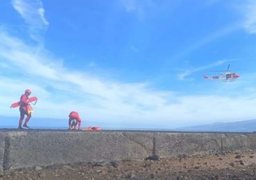 Tourist dies while paragliding at Brit holiday hotspot as Canary Islands issue urgent alert over monster 20ft waves