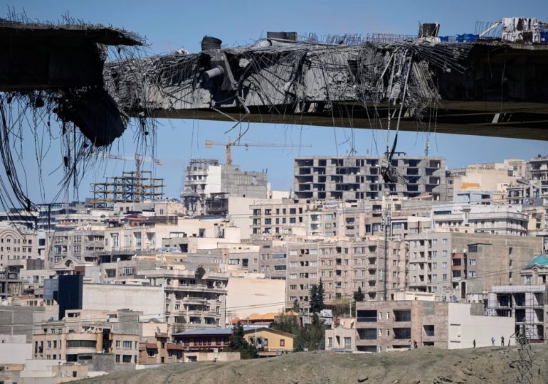 Trump Again Threatens to Bomb Iran's Power Plants if Strait of Hormuz Not Open by Tuesday